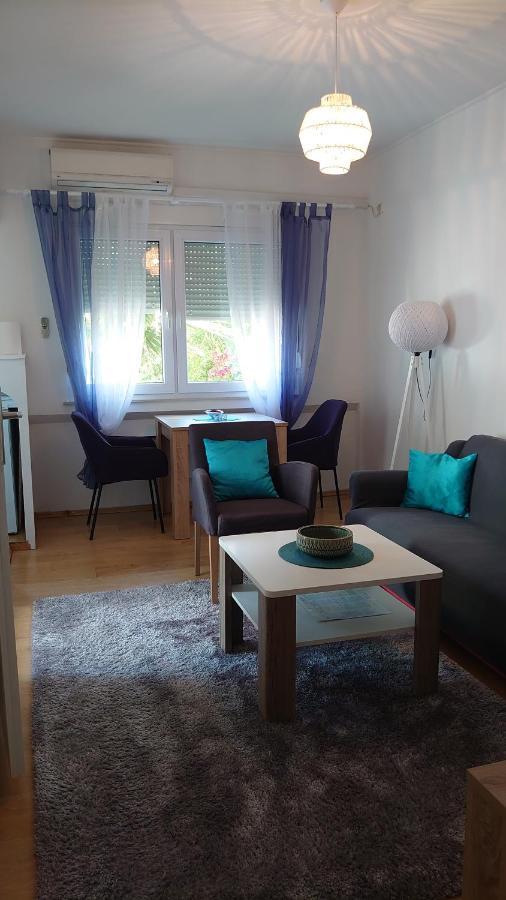 Tulipan - With Free Private Parking Garage Apartment *