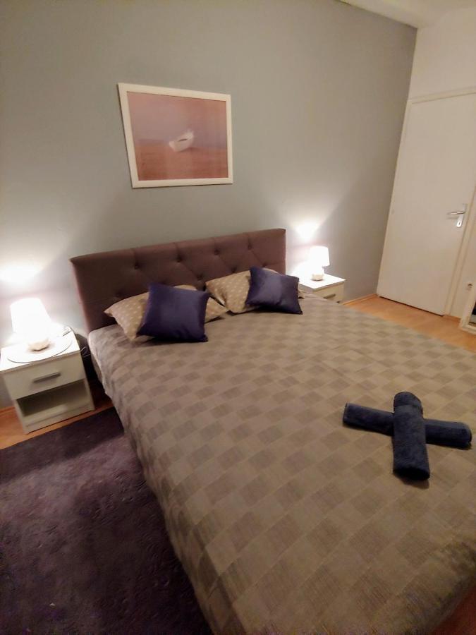 Tulipan - With Free Private Parking Garage Apartment *